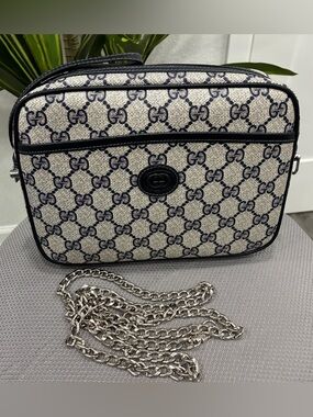 GUCCI
Vintage Wristlet Bag used condition